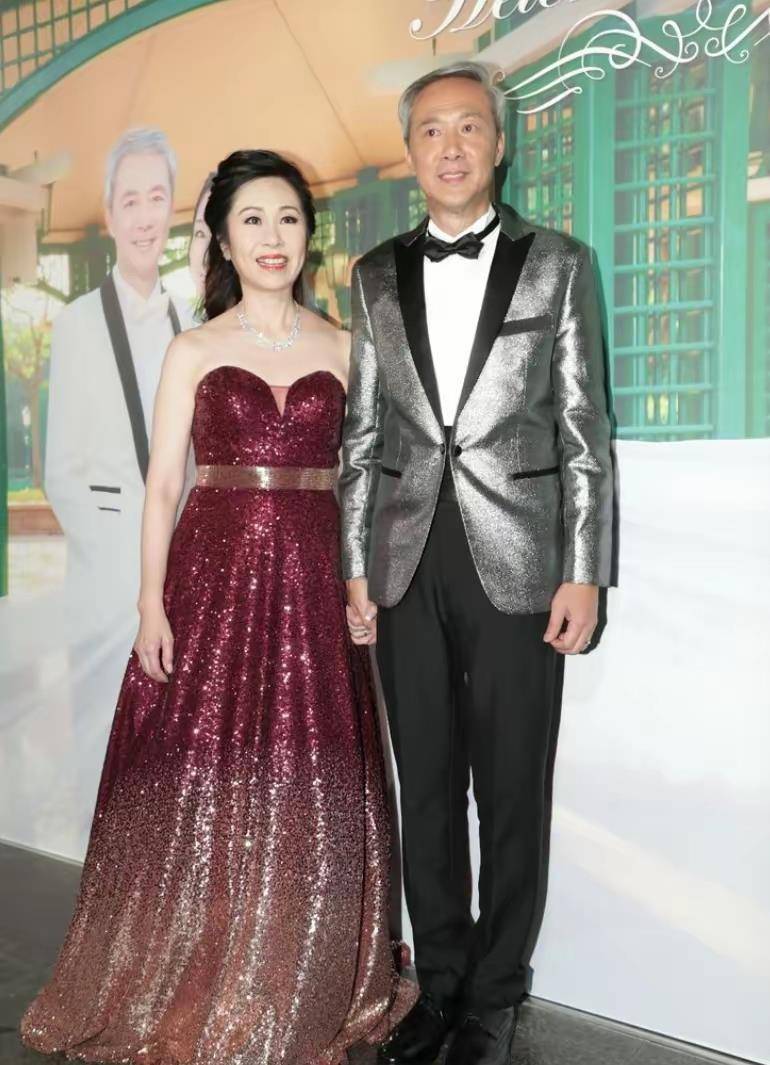 妻子患病担心不已,内地低调现身亲友婚礼