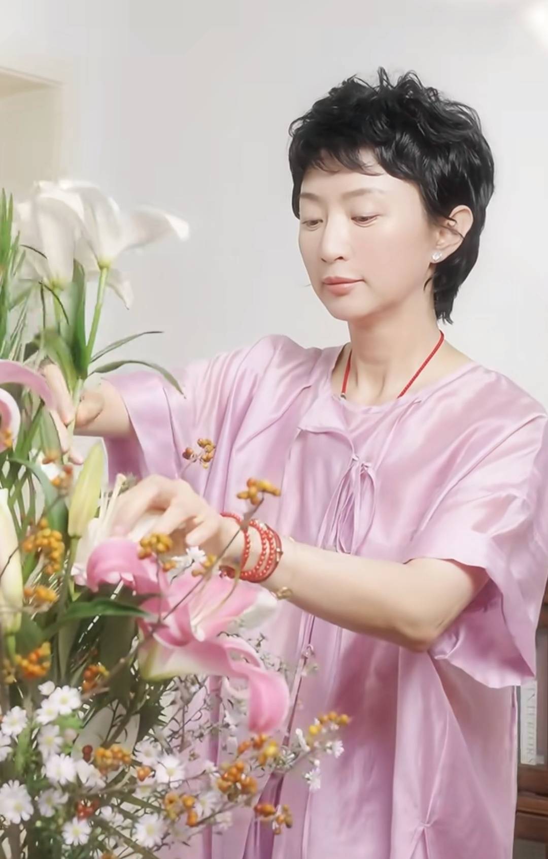 61岁许亚军下厨陪老婆过节,脸发肿还有些僵张澍在家被他宠成仙女