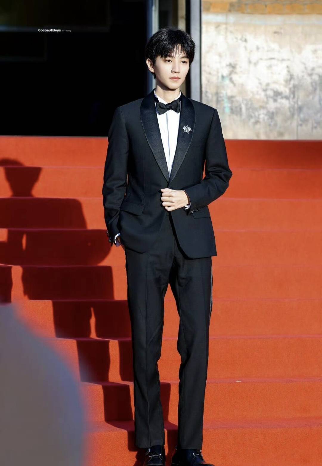 王俊凯巴黎时装周生图炸场,"九头身"比例引全网尖叫