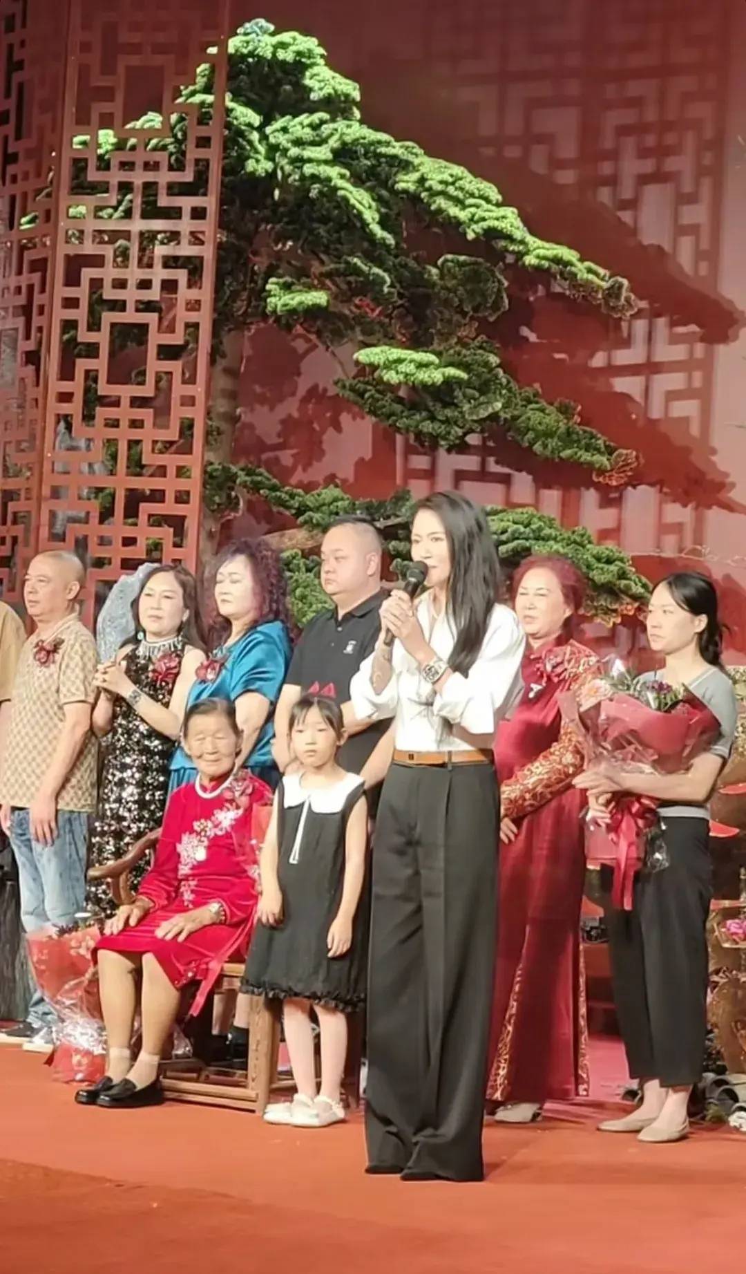 谭维维回富顺给外婆过90大寿不抢c位致辞完毕后主动站后排边上