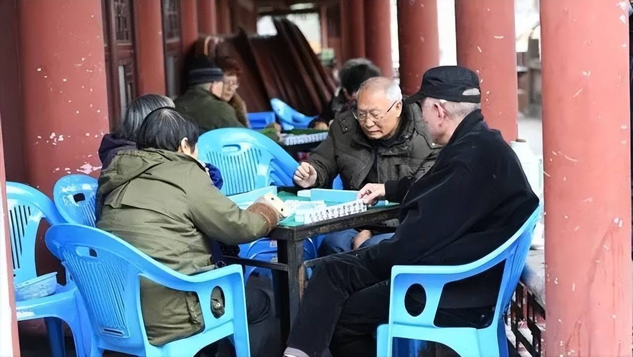 重庆麻将馆:座无虚席,一堆人天天打牌,他们是靠什么谋生的?