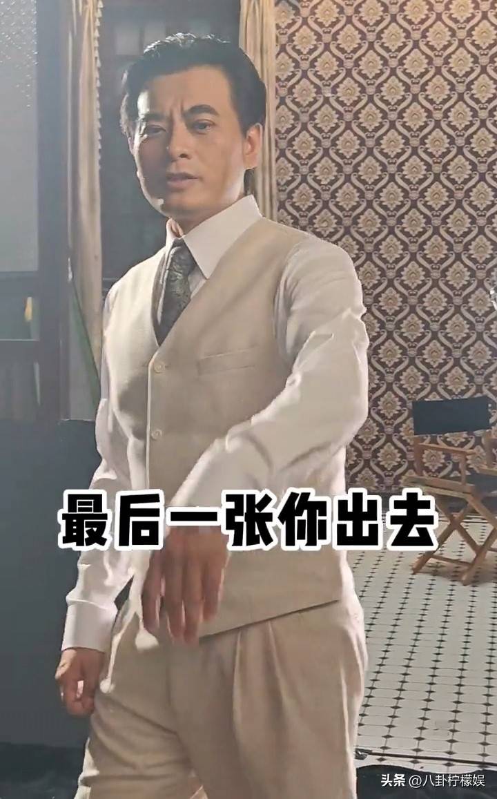 陈龙剧组拍亲密剧照,老婆章龄之探班,现场打翻醋坛子揪陈龙耳朵