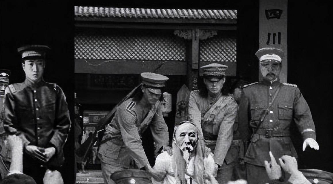 1911年,四川总督赵尔丰斩首现场罕见的一幕,一刀两断,极其残忍