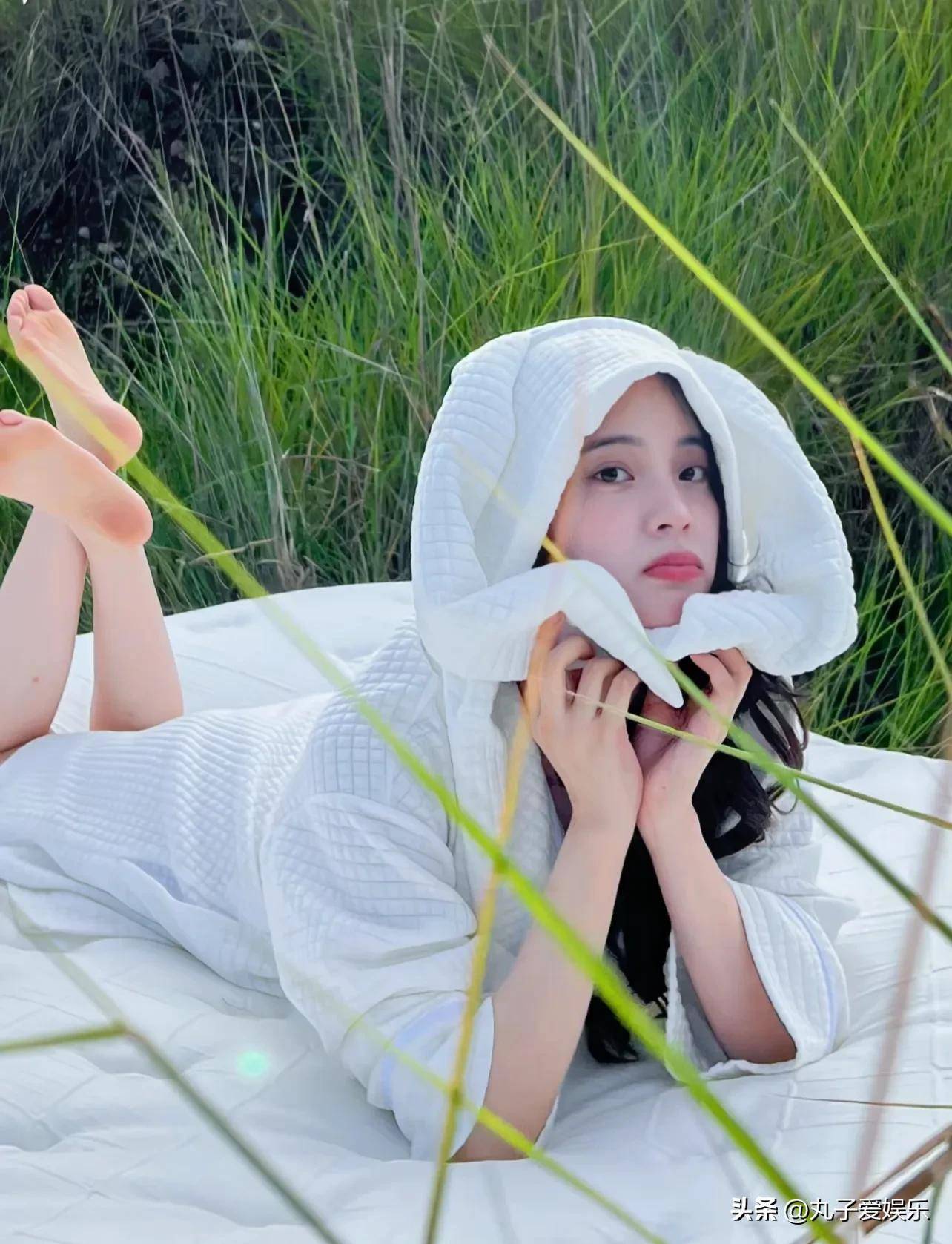 24岁的"天才少女"欧阳娜娜光脚拍照,果然学历才是人最好的医美