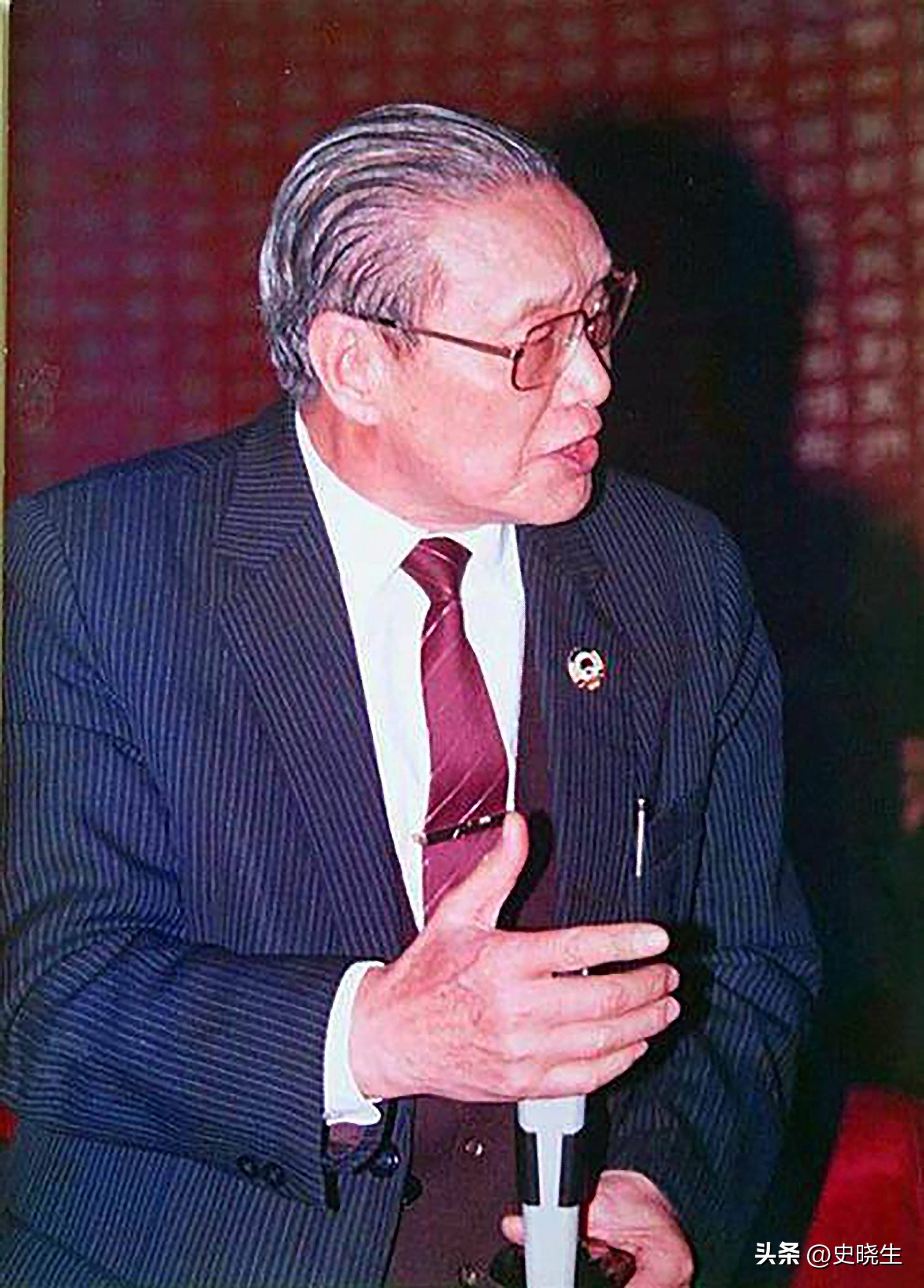 沈醉刚到功德林,就拉着杜聿明悄悄的问:你身上带着的是啥刑具?