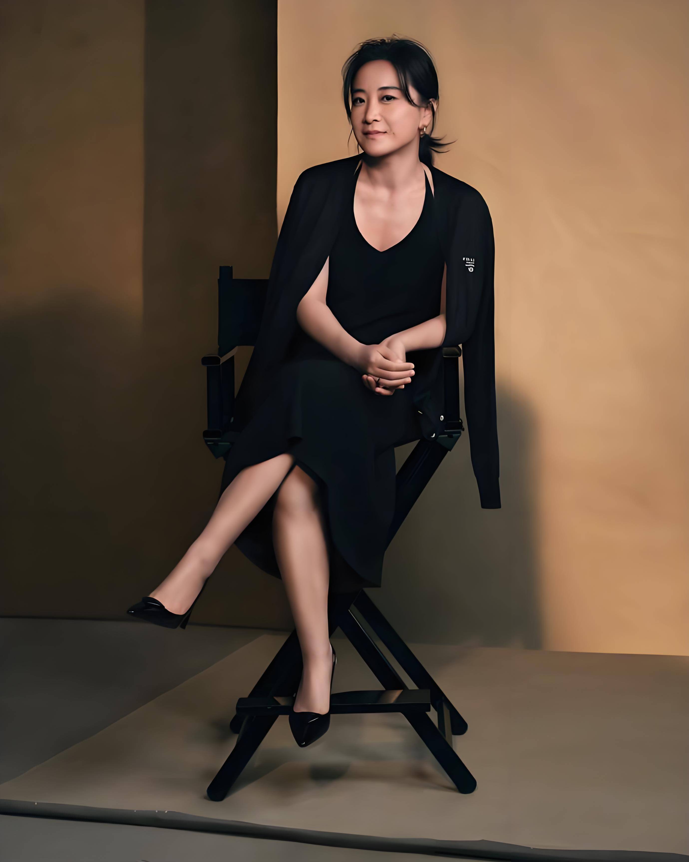 贾玲惊艳亮相!红唇卷发简直复刻许晴巅峰神颜,一眼万年