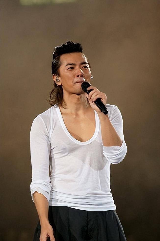 1999年,郑伊健甩邵美琪,牵手梁咏琪,现在落魄被陈小春一语道破