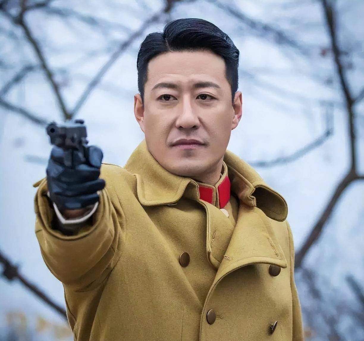 "荧屏硬汉"于震:一婚是"家暴男",二婚却变成宠妻狂魔?