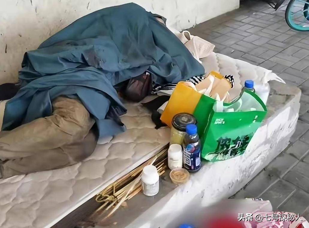 他9岁走红,父母去世后败光千万家产,成精神病后靠捡垃圾为生