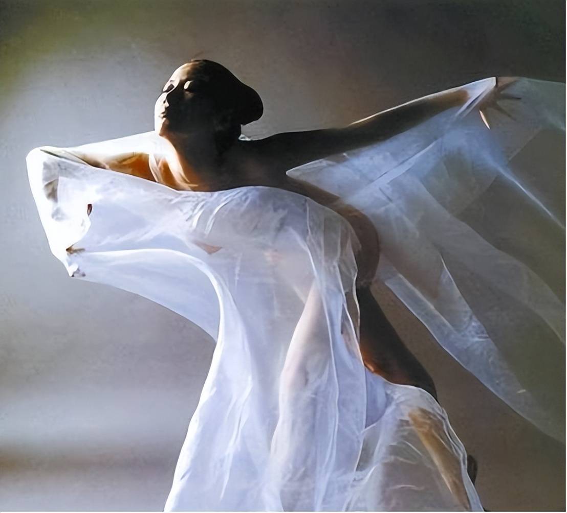 汤加丽:因"人体模特"和丈夫离婚,遭父母嫌弃,今48岁孤身一人