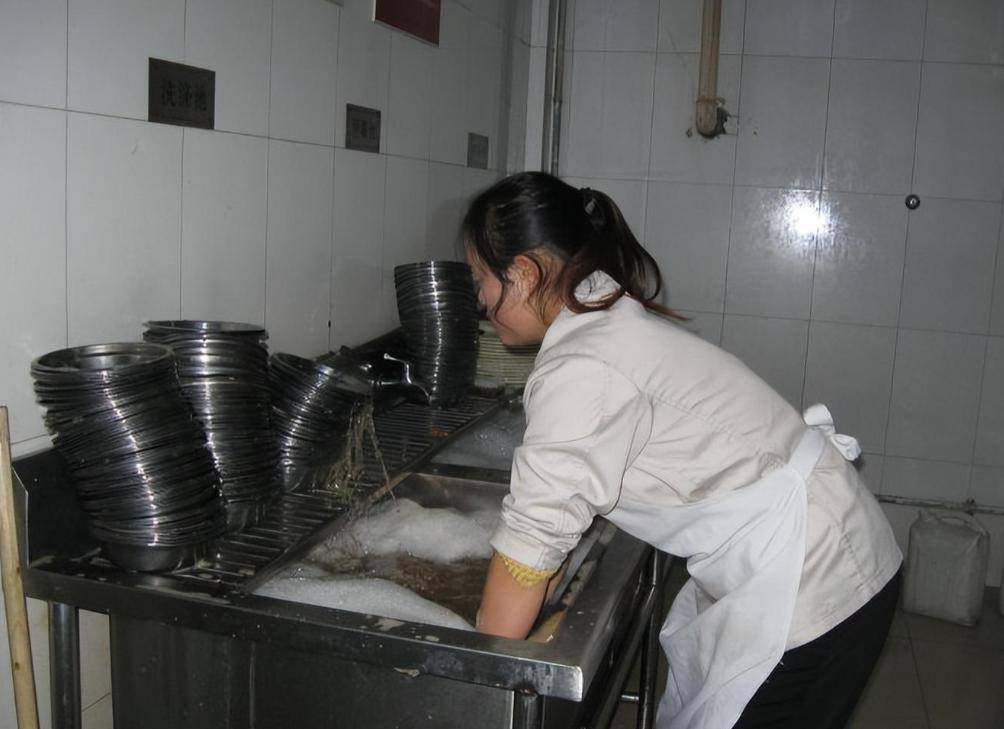 一天80元的洗碗工,这活没啥技术含量,为何招不到,是因为懒吗?