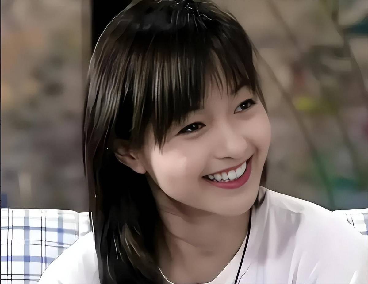 如今的李绮红,虽然已经54岁,面容不再年轻,但她依然保持着乐观的心态