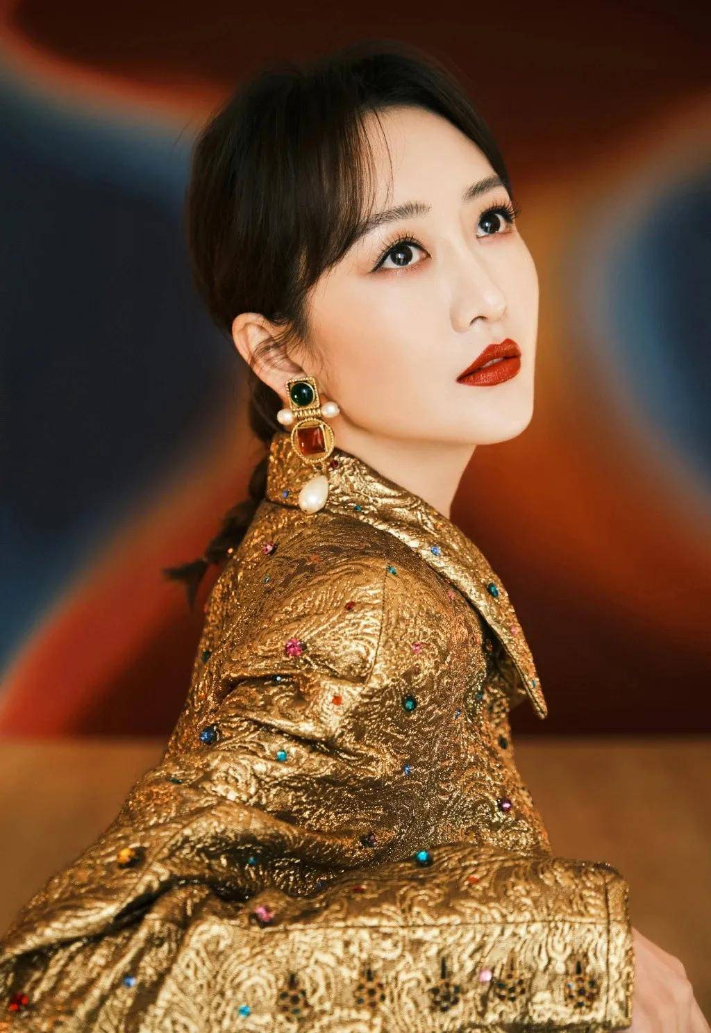 王鸥:成熟艳丽中的温柔知性,笑容里绽放的无限魅力