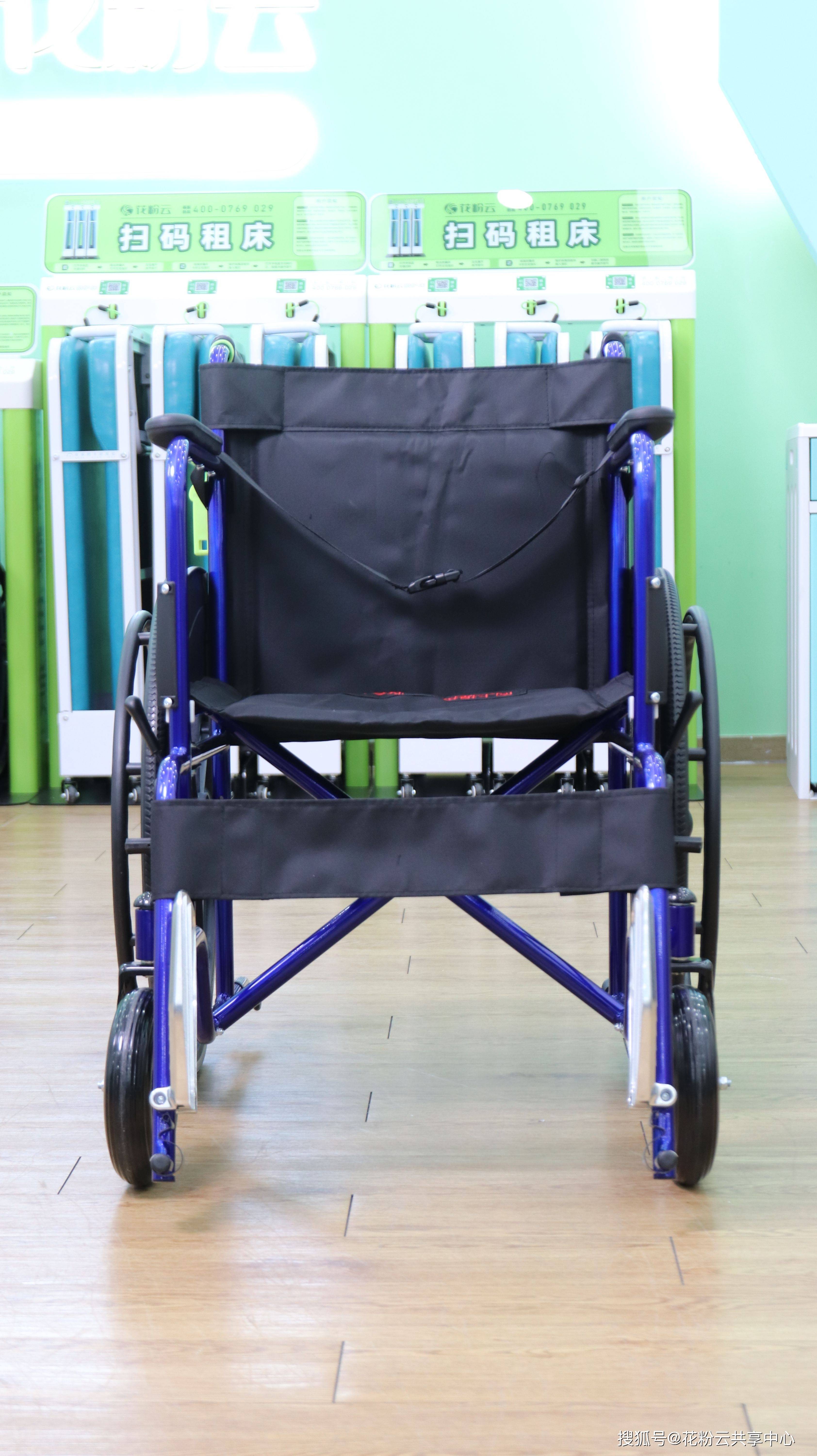 共享轮椅医院里的 "暖心代步"