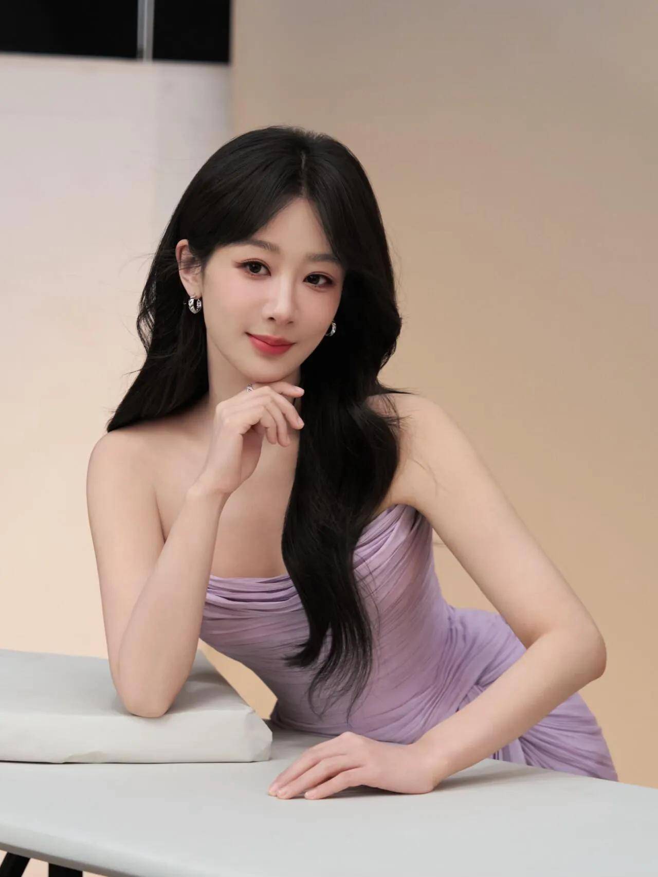 杨紫穿紫色礼服代言奇瑞,穿一万块的高跟鞋,戴千元首饰,她好美