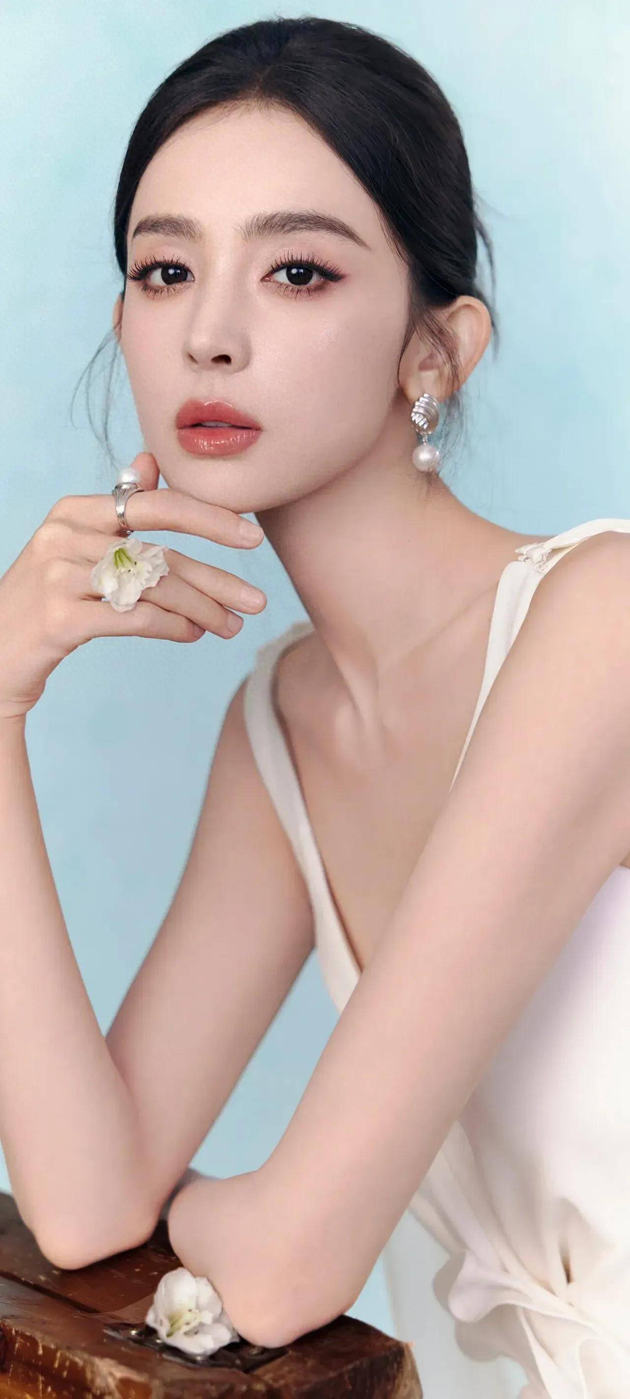 优雅流转!古力娜扎的青春时光,每一刻都是颜值与风华的绚烂演绎