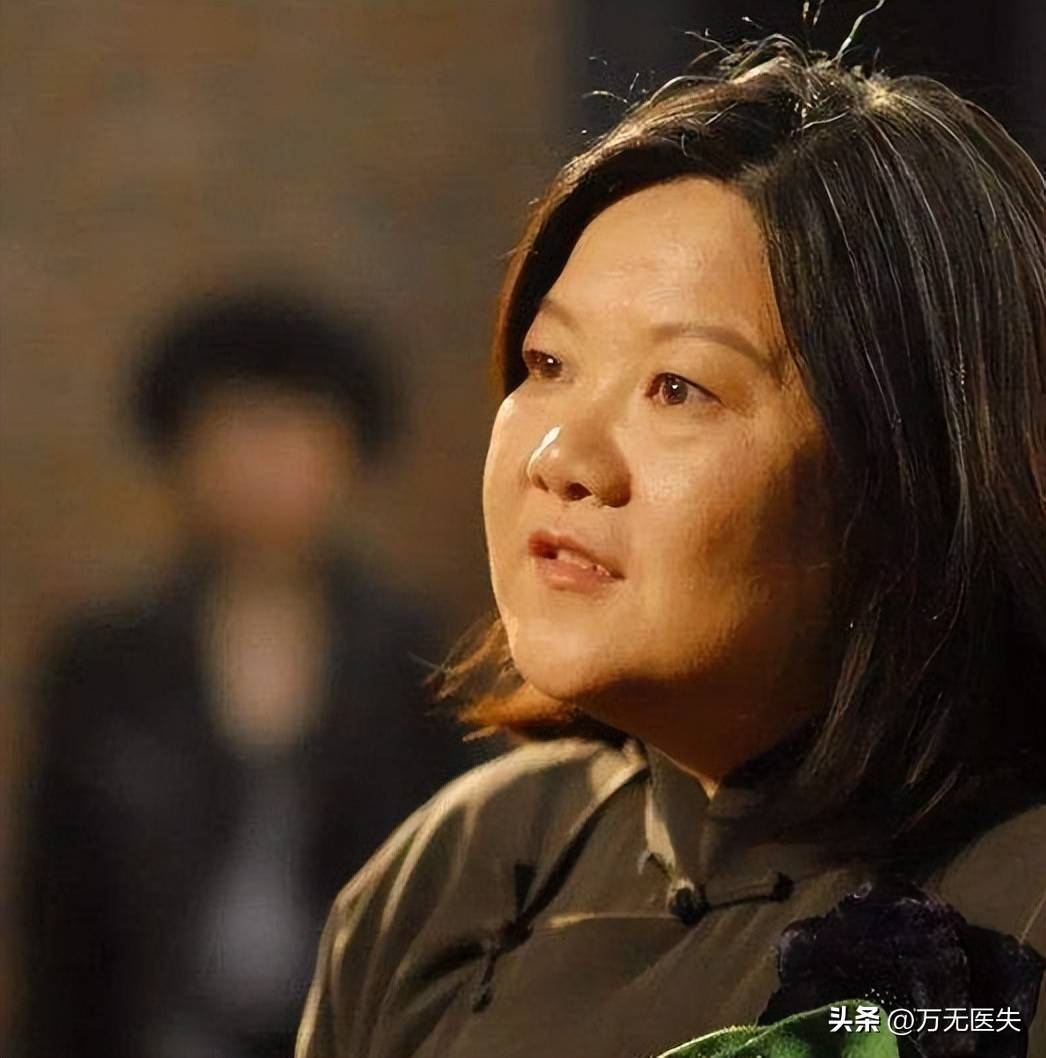 陈凯歌前妻洪晃晒京郊豪宅,爱马仕包像买菜篮,年轻照片撞脸明星