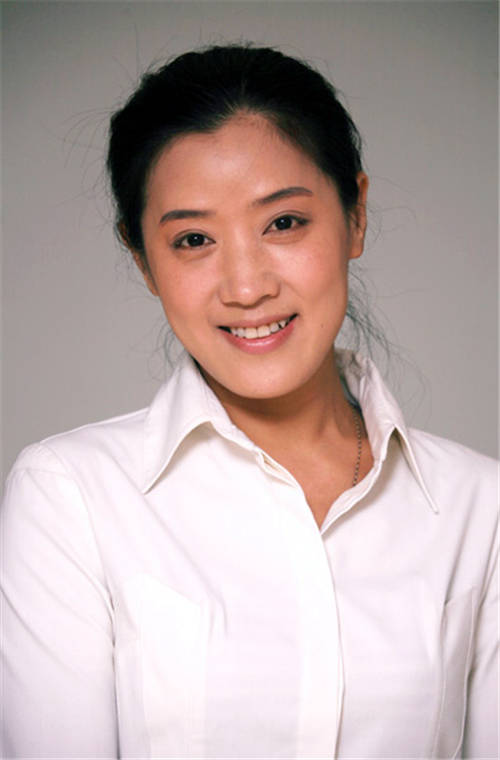 著名演员李歌:与丈夫长年分居,40岁在剧组意外怀孕,如今54岁身材好似