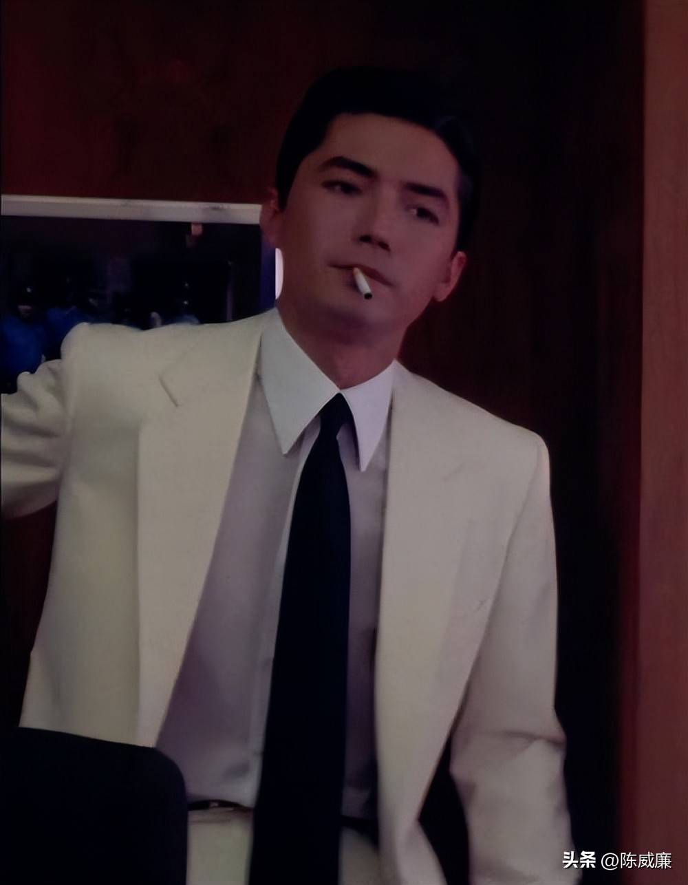 林青霞为看他一夜不睡,73岁无妻无子与狗相伴,尊龙的传奇人生