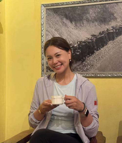 人生赢家,大美女曾春蕾晒生活照,丈夫多金帅气,事业如日中天!