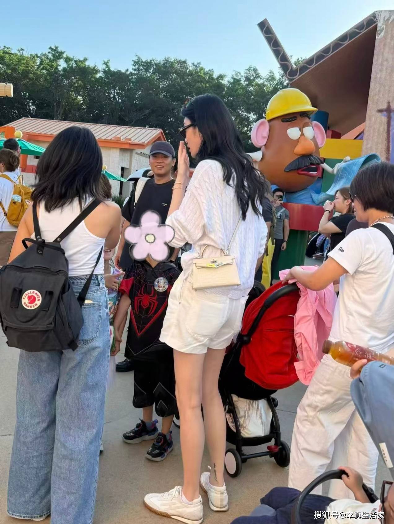 36岁奚梦瑶带子女香港迪士尼游玩她身材高挑气质出众一双大长腿抢镜
