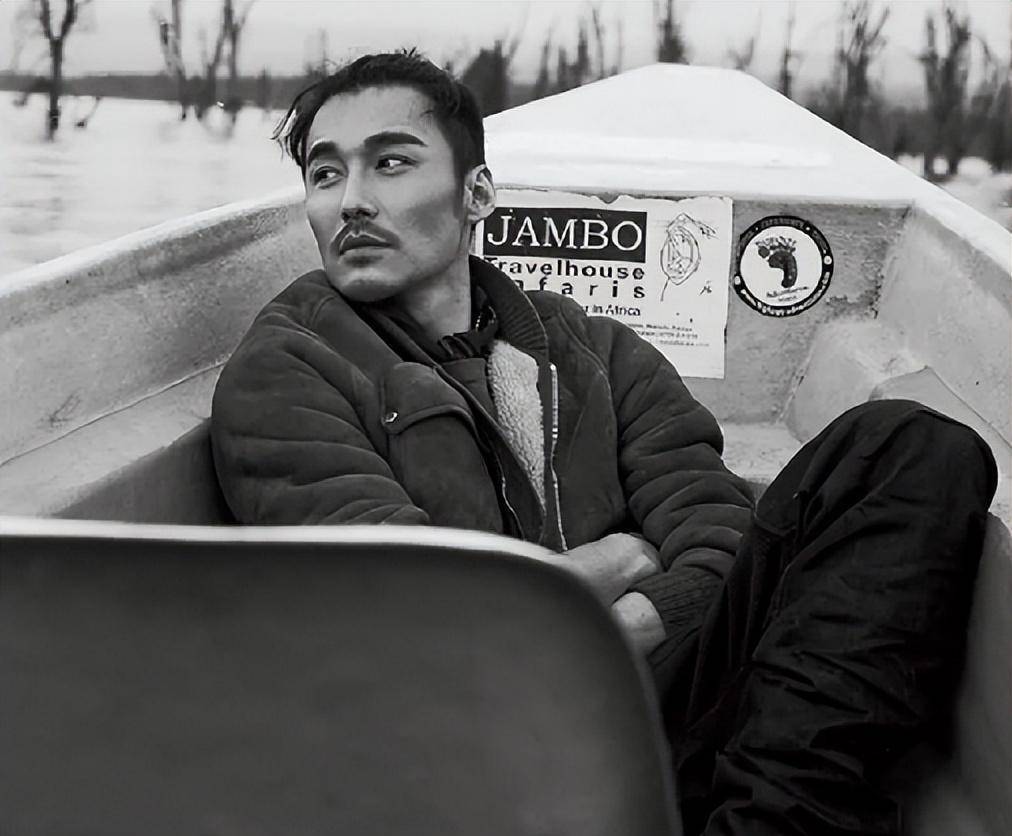 在一次大型走秀活动中,他与包海青初次相遇,而包海青也是一位模特