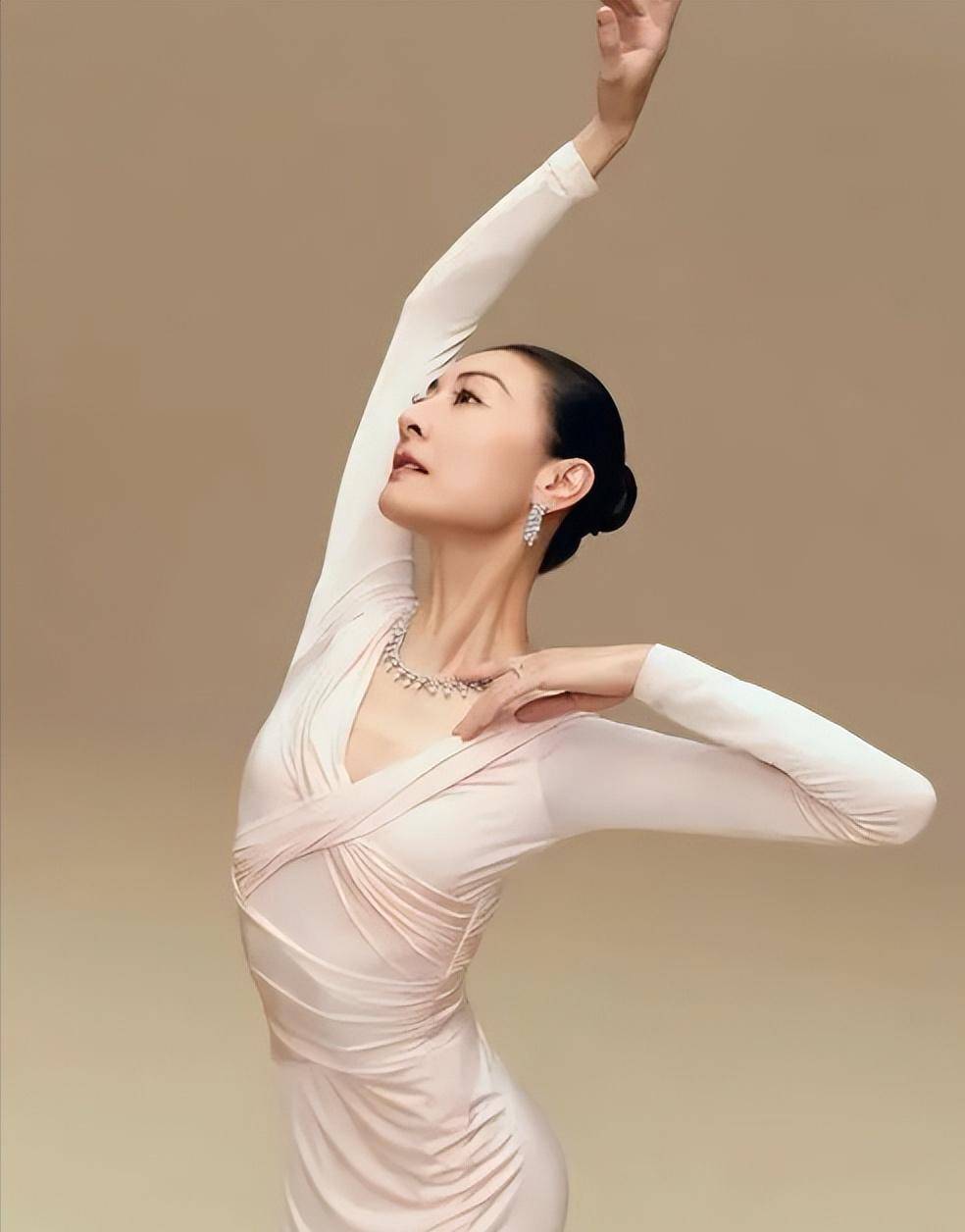 46岁谭元元美国大婚,嫁小8岁其貌不扬富豪,曾被曝插足他人婚姻