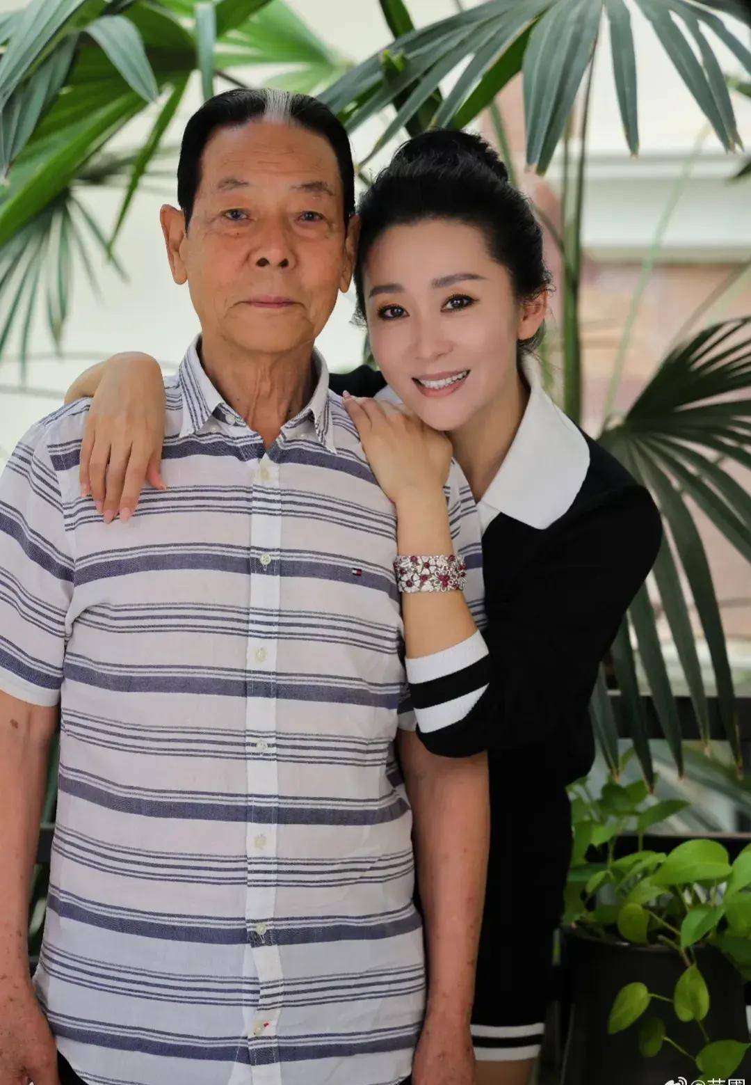 苗圃晒女儿合照嫁富商老公后育有一对龙凤胎还有个善良婆婆