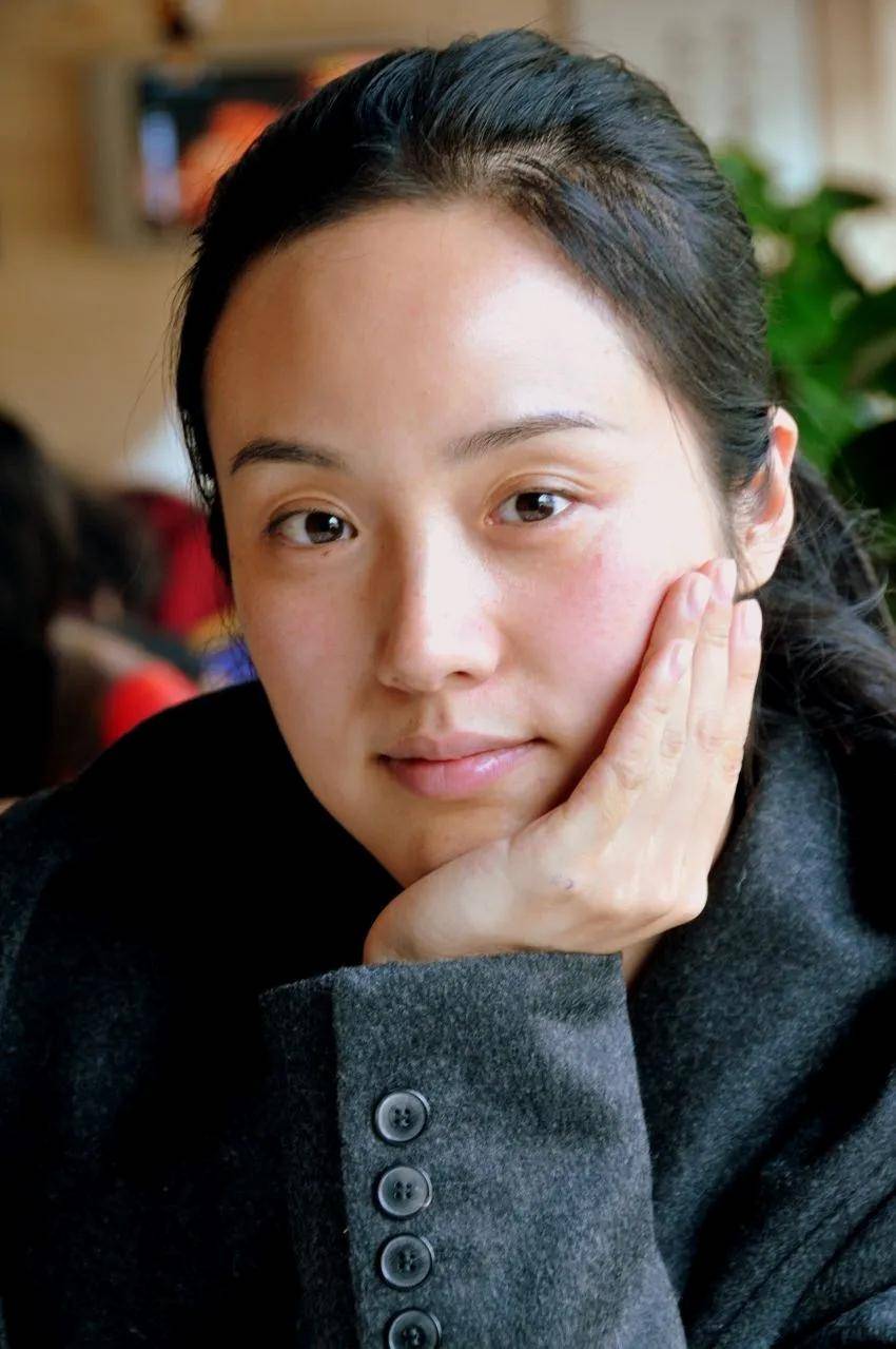 著名歌唱家哈辉:不惧流言嫁给三婚丈夫,三年抱俩儿女双全很幸福