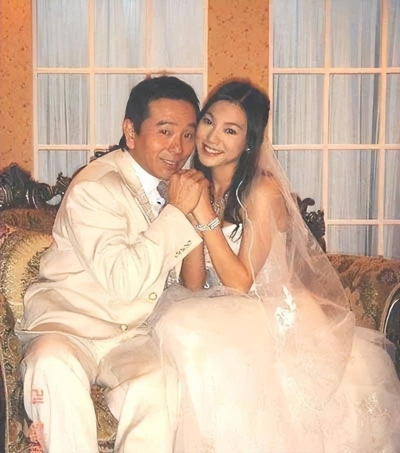 "帅大叔"张晨光:出道37年0绯闻,看看妻子是谁就知道了
