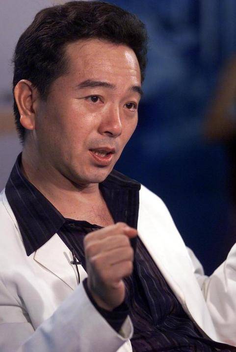 "帅大叔"张晨光:出道37年0绯闻,看看妻子是谁就知道了