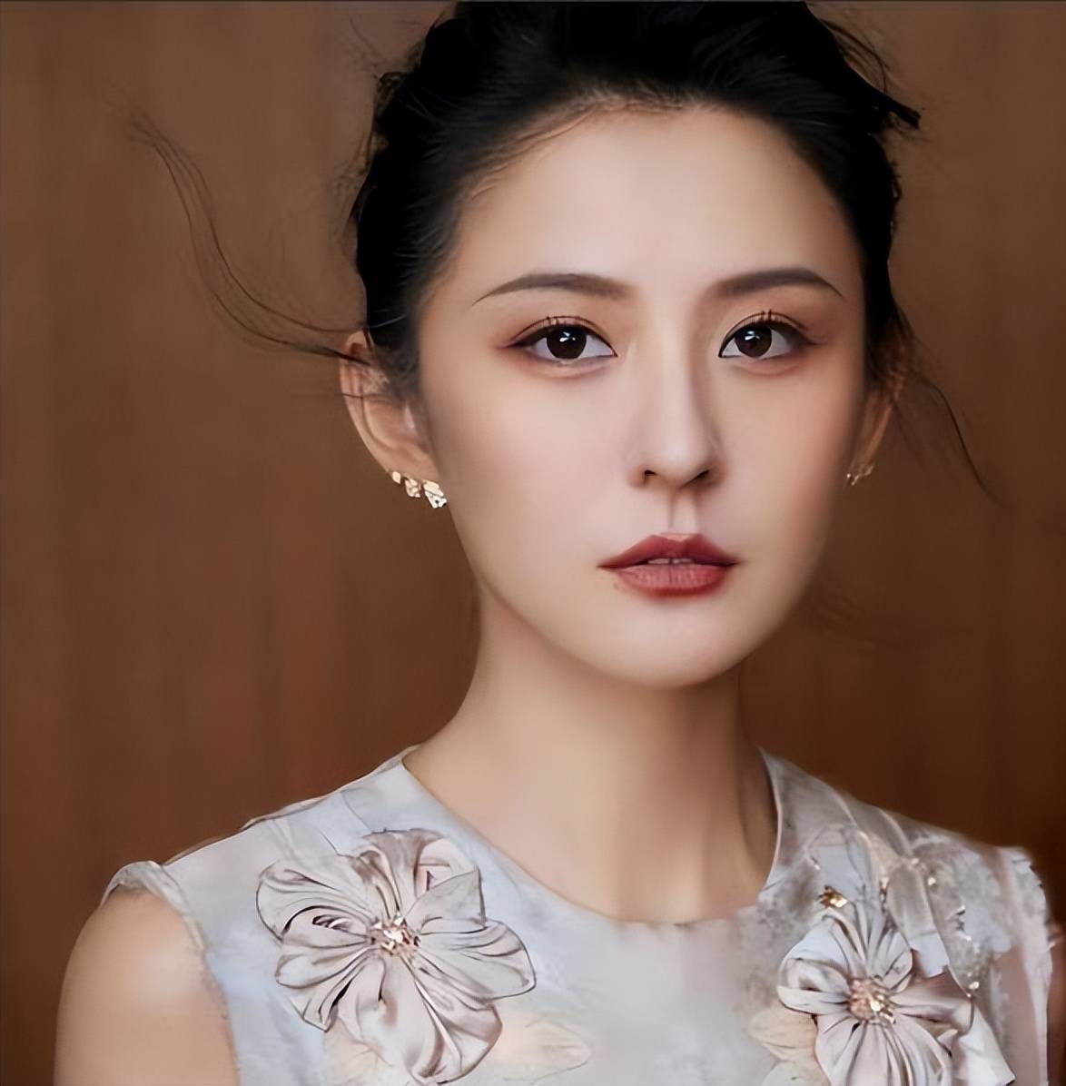 新增文化观察:在instagram人均虚拟偶像的时代,热依扎的素颜照像一面