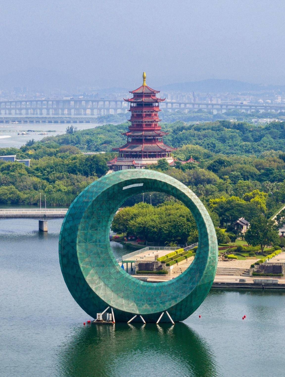 厦门园博苑月光环,直径达36米的地标建筑,上演海上生明月的美景