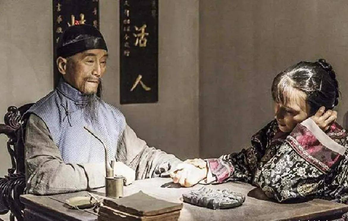 乡下郎中为慈禧看病,慈禧大叫:好痒,郎中阻止:别动,否则不灵