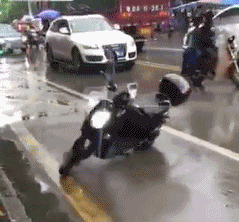 搞笑GIF：姑娘，你在这39°的天气穿裙子骑共享电动车，会不会有点？