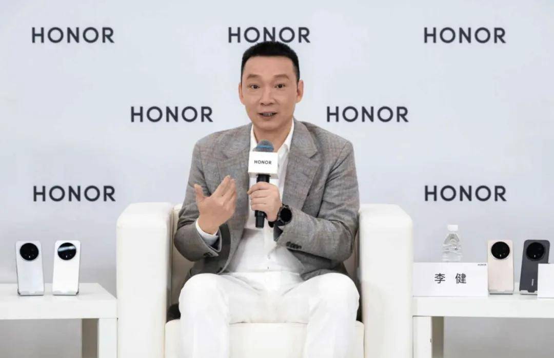 当AI学会进化：荣耀与用户的“共生式成长”新范式-锋巢网