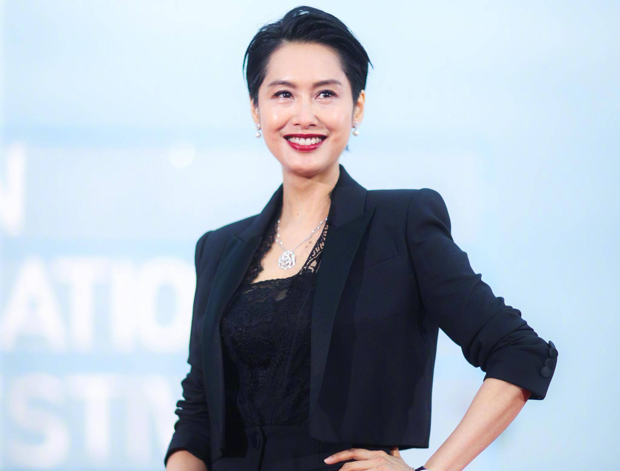 朱茵现状曝光:住深山小屋,开上年纪破车,变为了娱乐圈的笑话