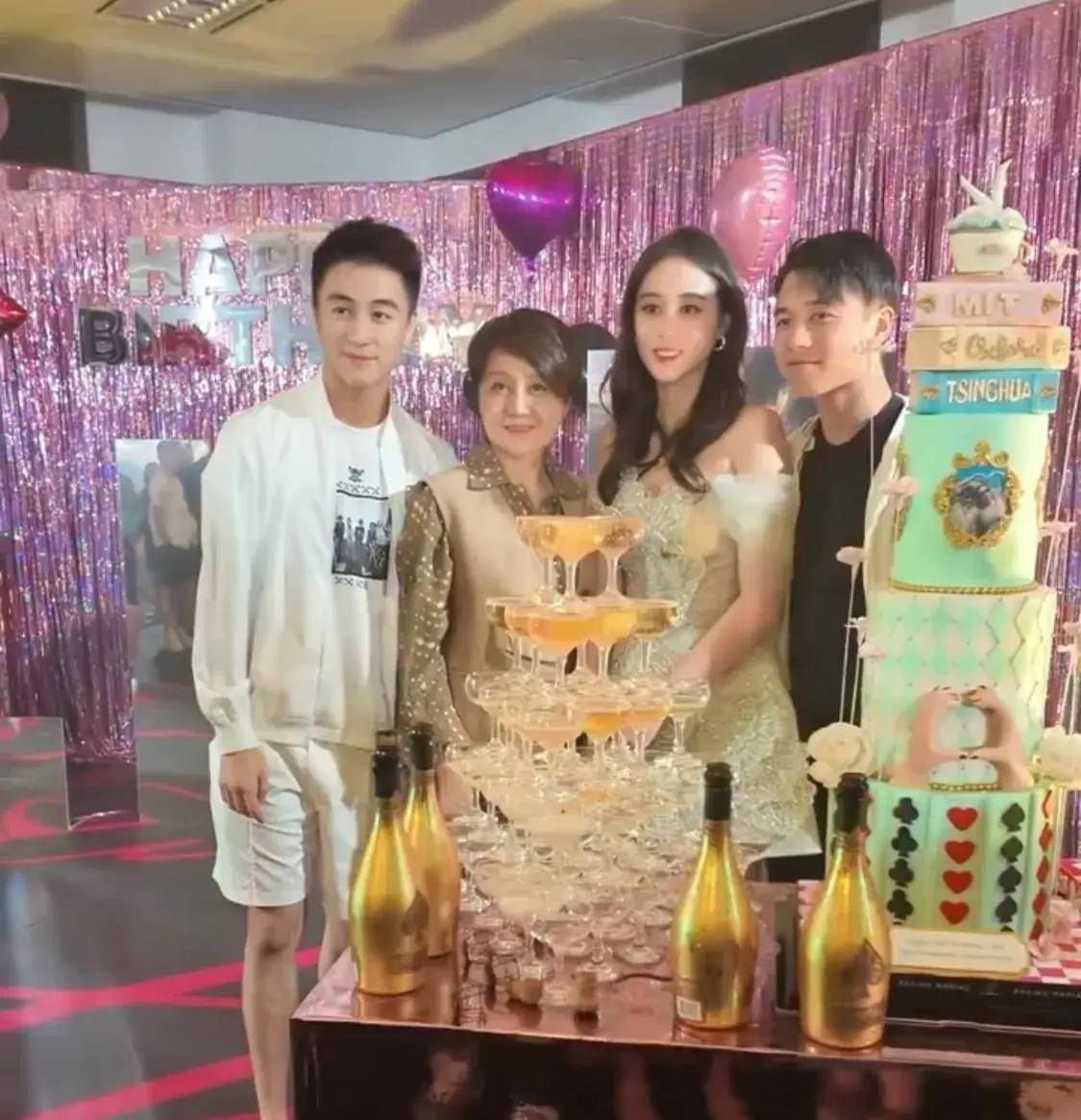 奚梦瑶素颜来给何超欣过生日赌王四太抱长孙何超欣坐滑梯玩球