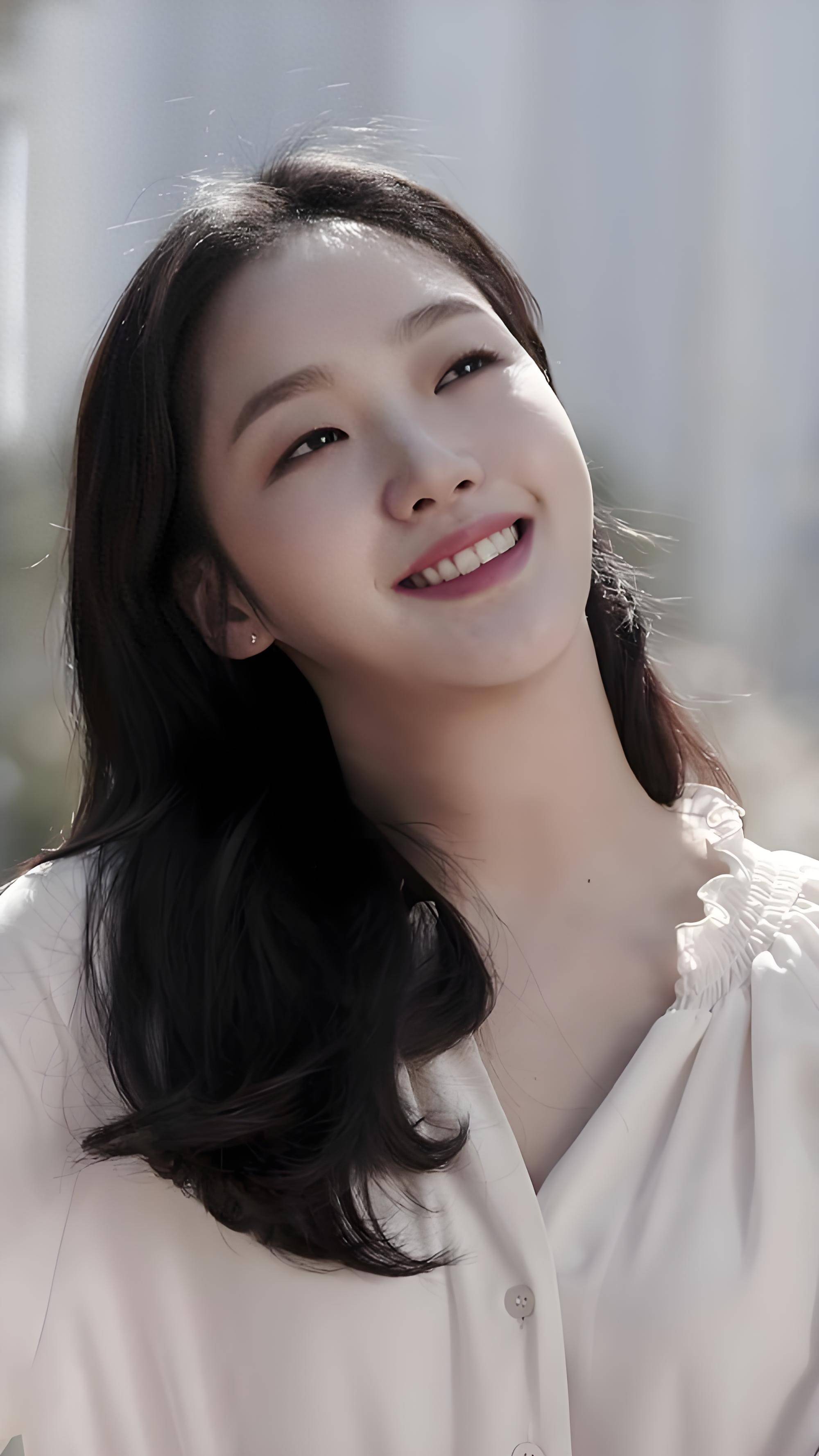 金高银并不遵循传统韩流女星的精致模板,反而以辨识度极高的单眼皮