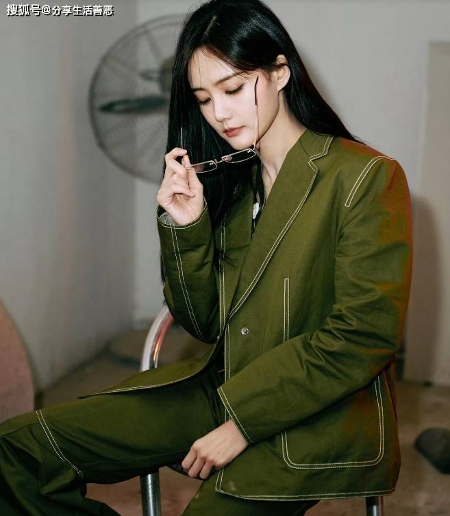 李一桐终于开启女王模式了,彩绘衬衣搭配军绿色西服魅力无双!