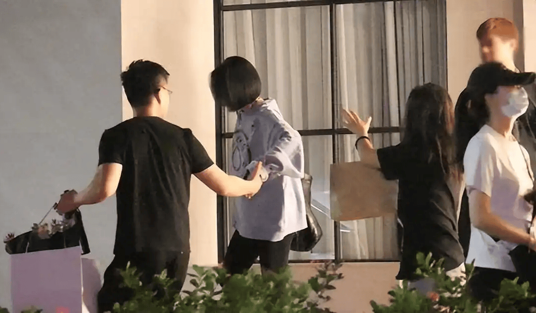 小S全家现身庆功宴,具俊晔为S妈按摩肩膀 插图6 小S全家现身庆功宴,具俊晔为S妈按摩肩膀 插图6