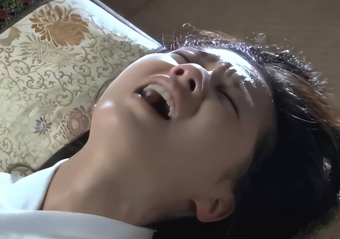 表情混乱,令人难以相信她正在经历生产的痛苦