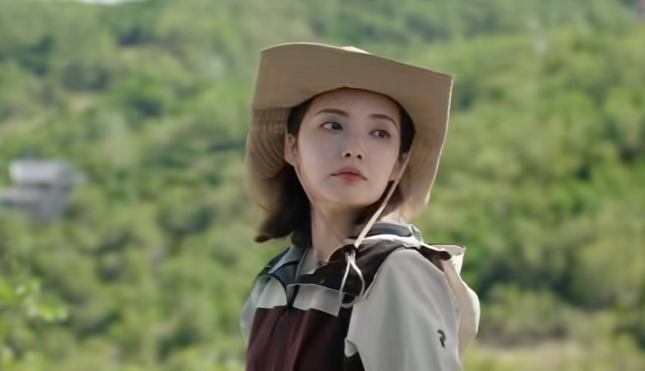 当然在这个过程中明亮与青梅竹马一起长大的童年挚友古丽娜尔重逢,在