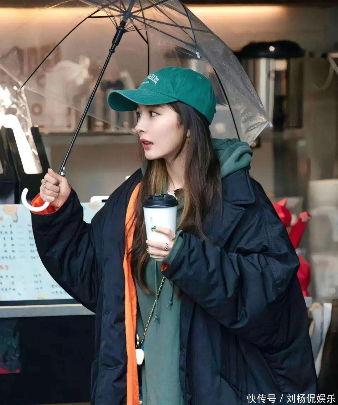 杨幂早秋穿搭,灰卫衣配棕色吊带裙,穿搭精髓是"松紧"的对比