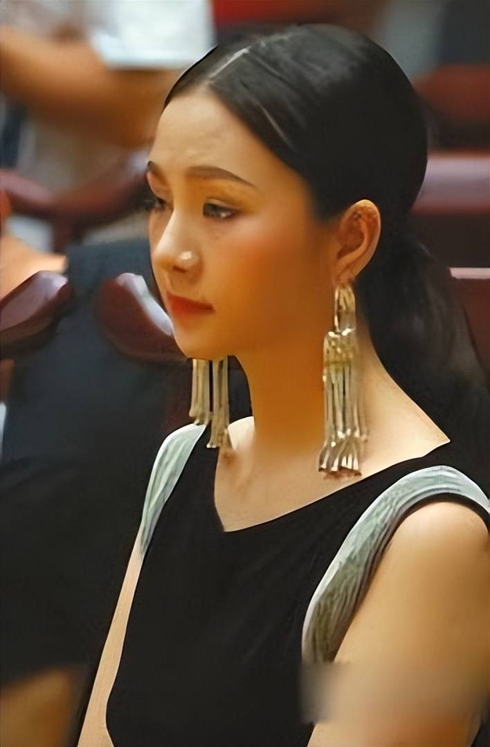 2005年,因一组照片走红网络的"天仙妹妹",已经结婚生子了