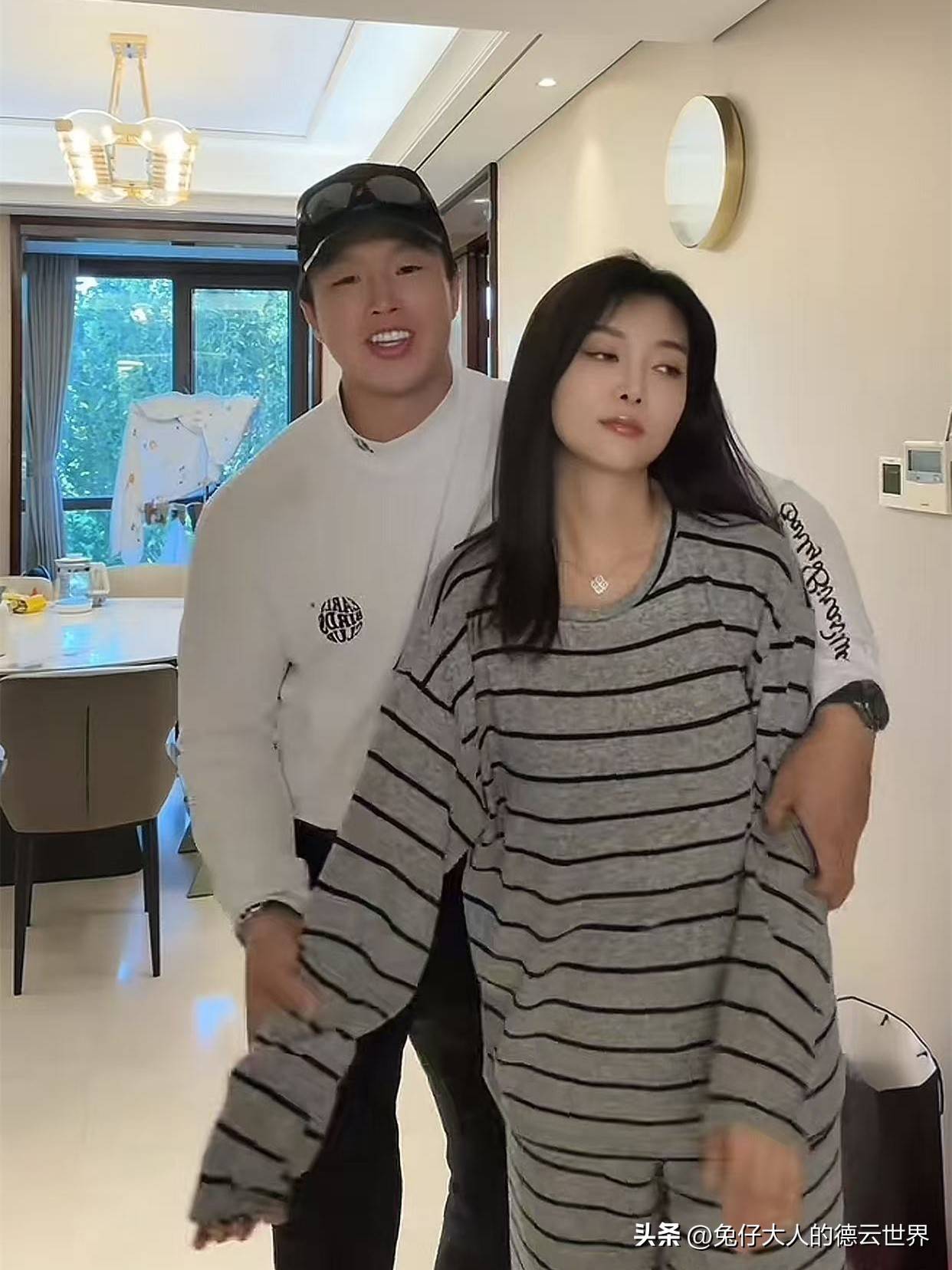 德云社副总烧饼妻子发文,不带娃,拆盲盒,却被催生,要个女儿吧