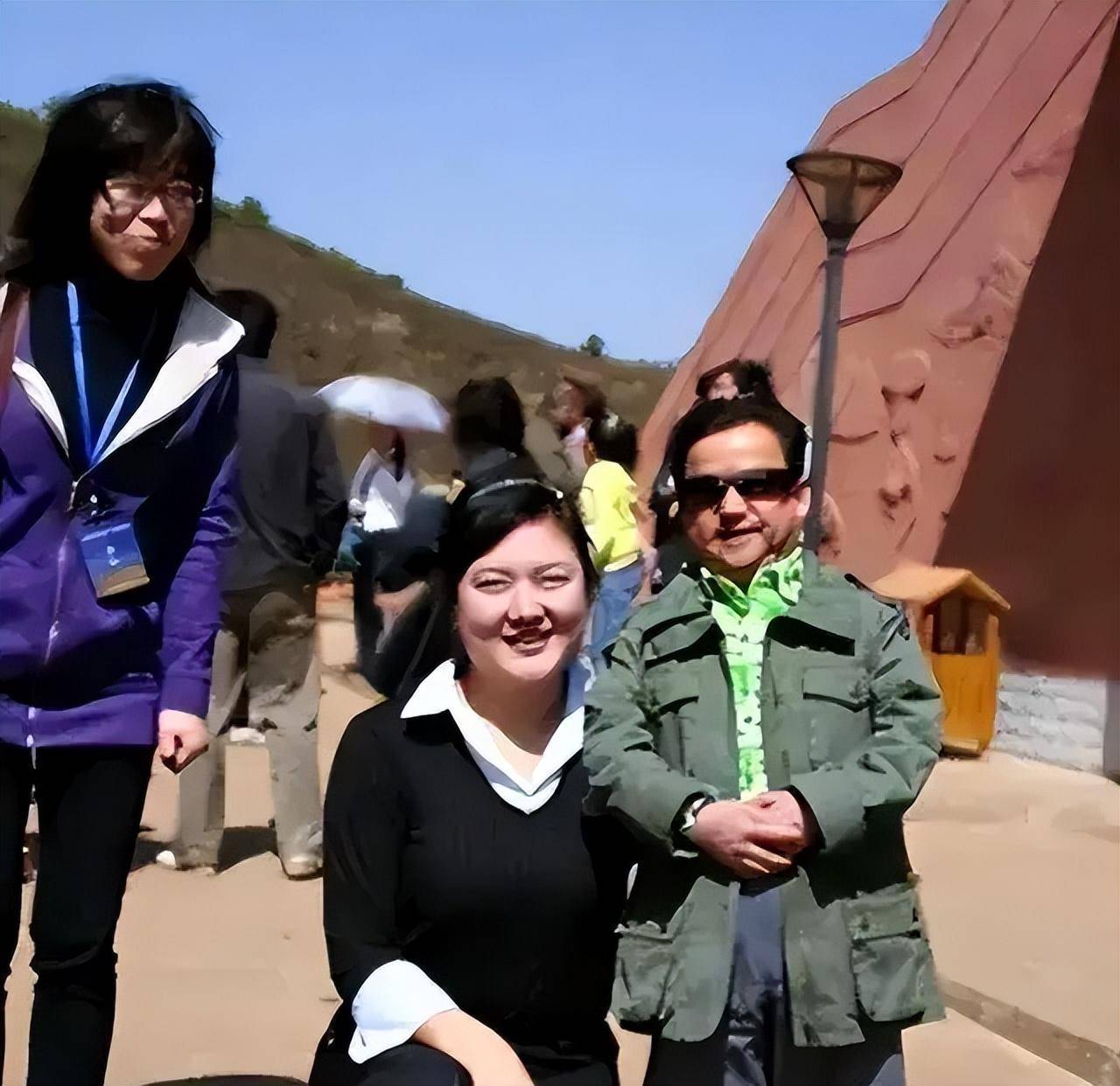 中国第一矮星陈三木,身高1米28却娶过四个老婆,都是高挑美人