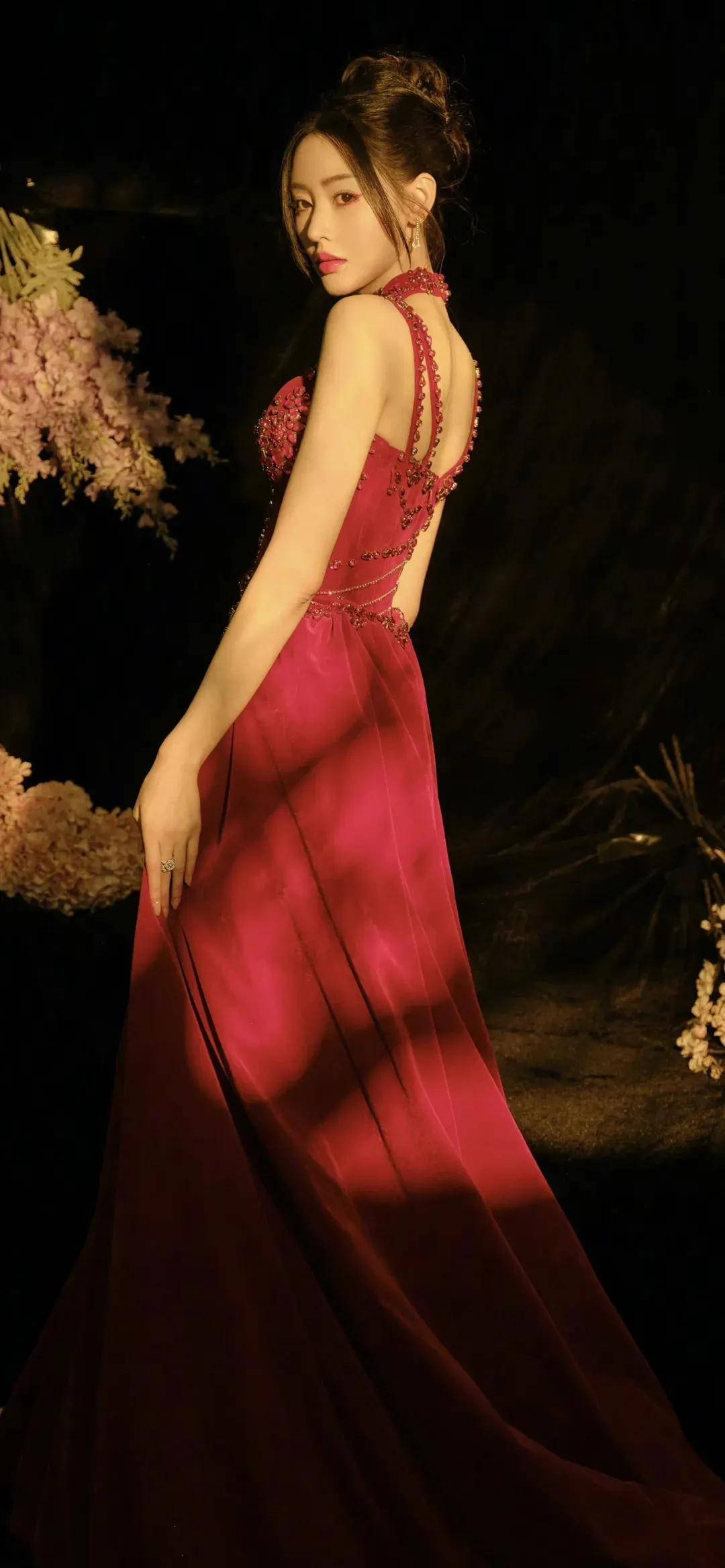 张天爱落入惊红写真壁纸,上演红色诱惑!