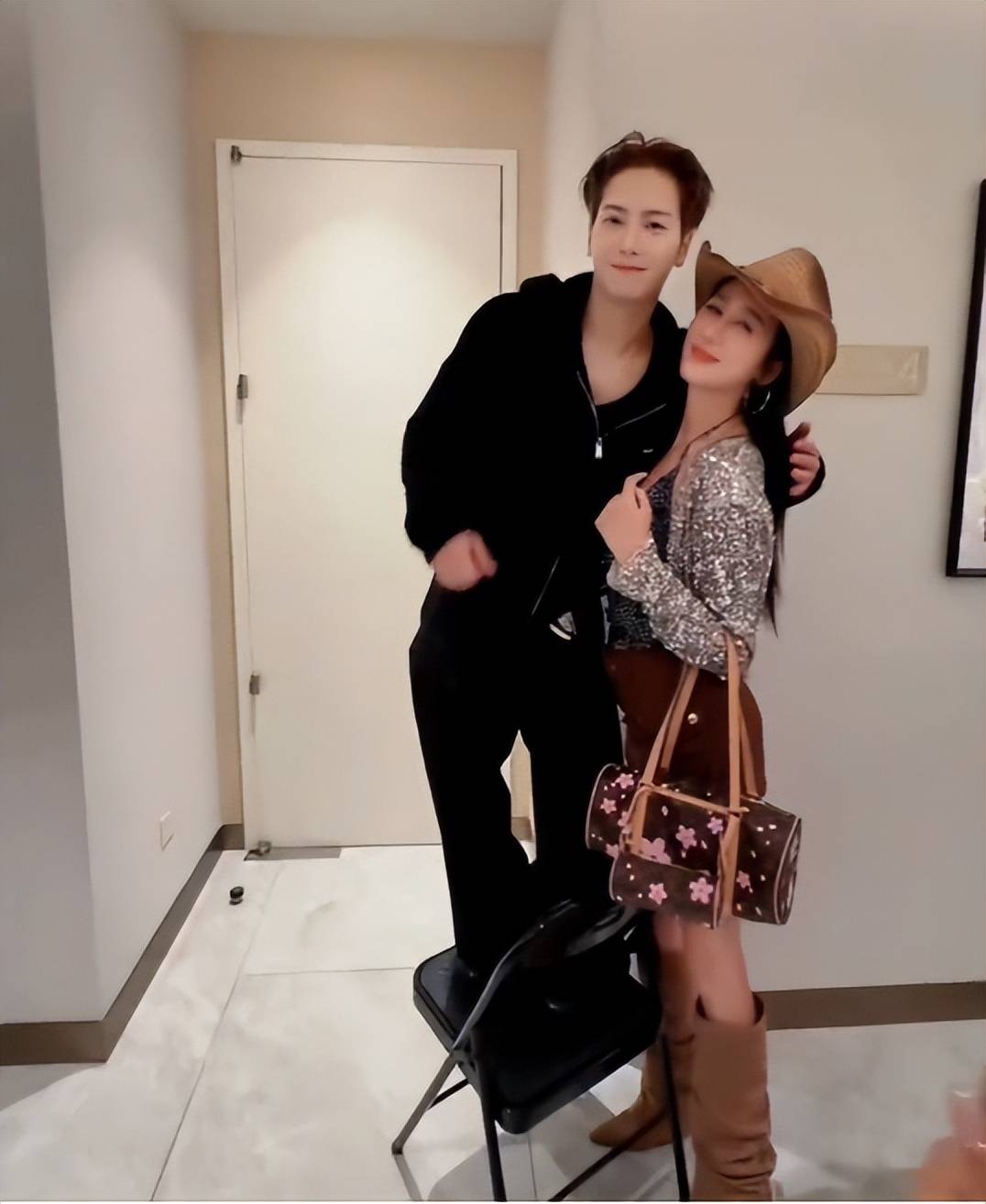 香港男星妻子与王嘉尔合照惹争议,曾当街掀衣服,被指行为怪异