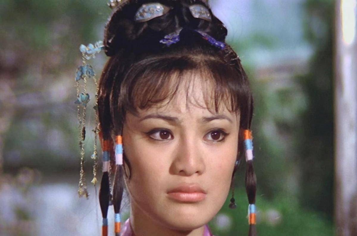 两年后电影版的红楼梦也上映了,扮演林黛玉的张艾嘉一出场观众就非常